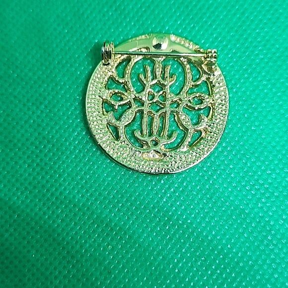 Elegant Gold-Tone Brooch - Picture 2 of 3